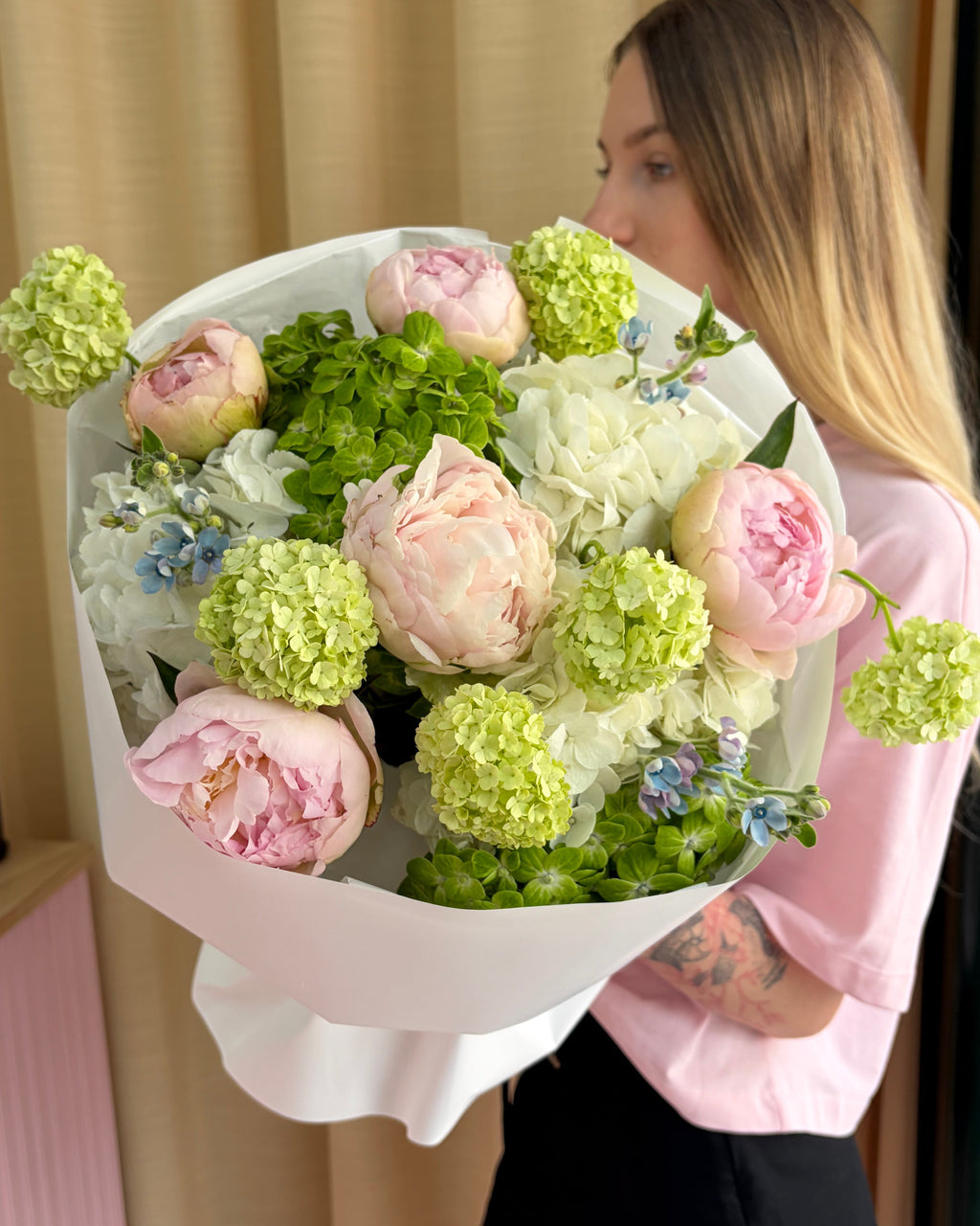 Pink peony bouquet delivery in Lisbon