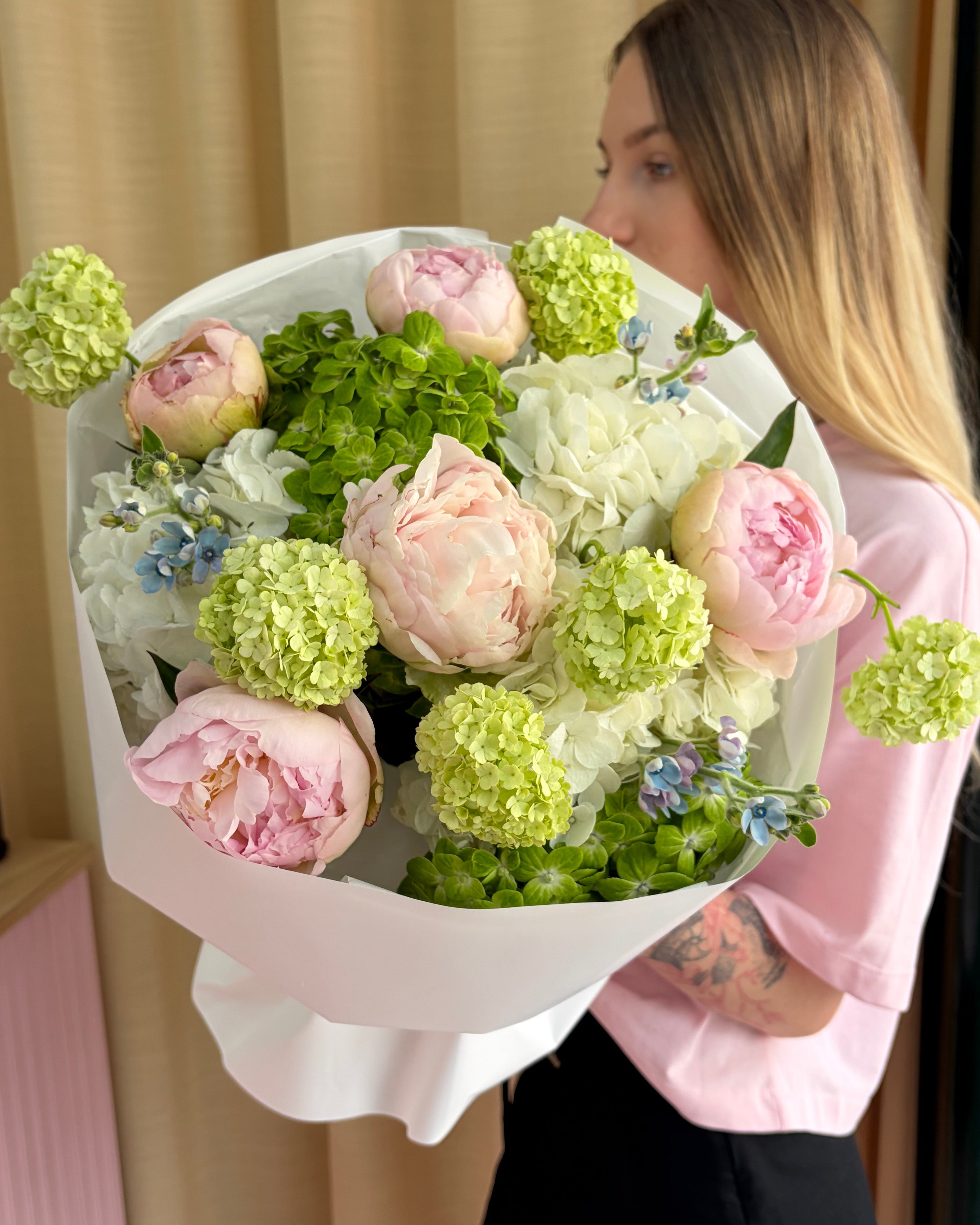 Pink peony bouquet delivery in Lisbon