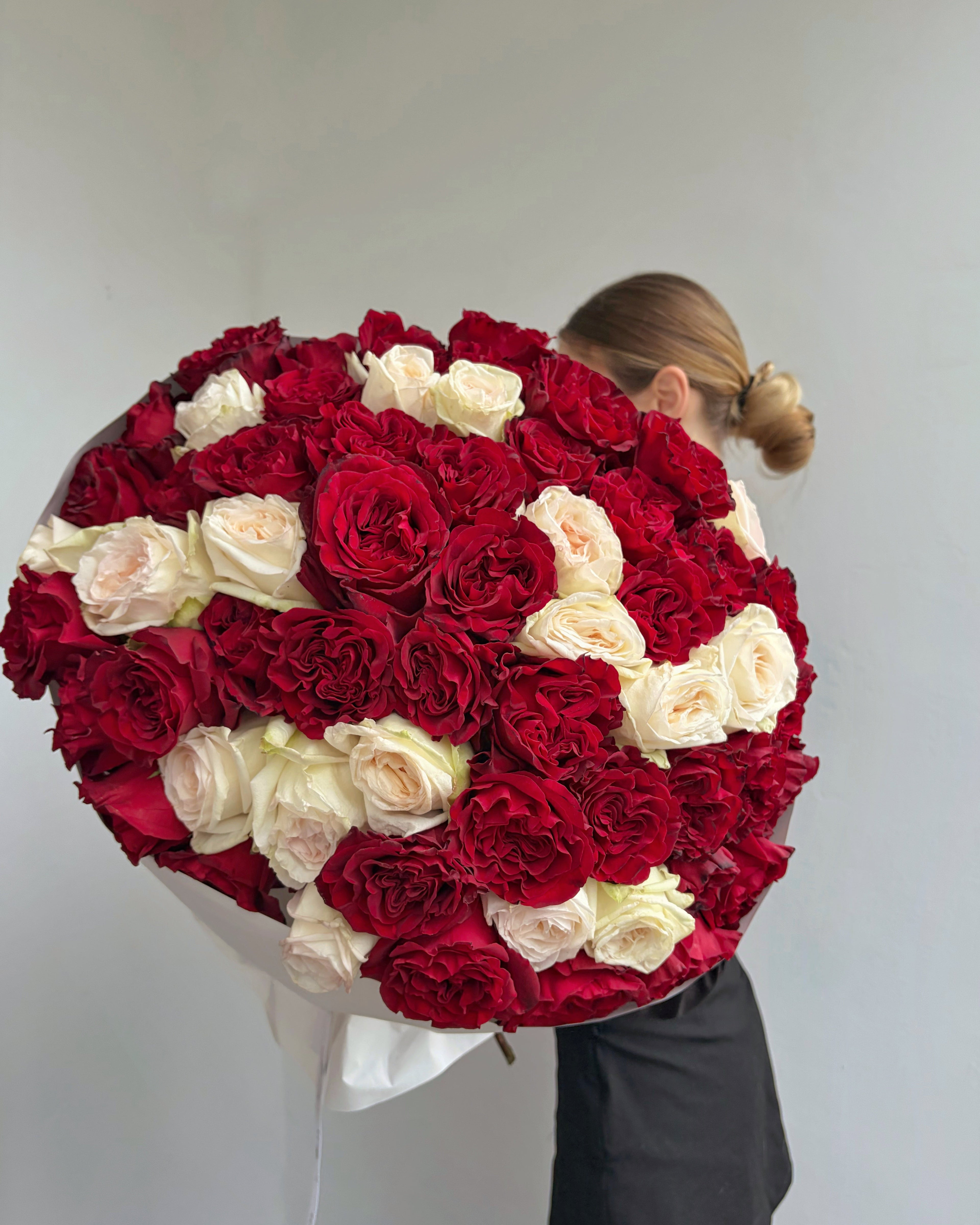 Kiss Attack - White O’Hara roses & Premium Red Rose Heart