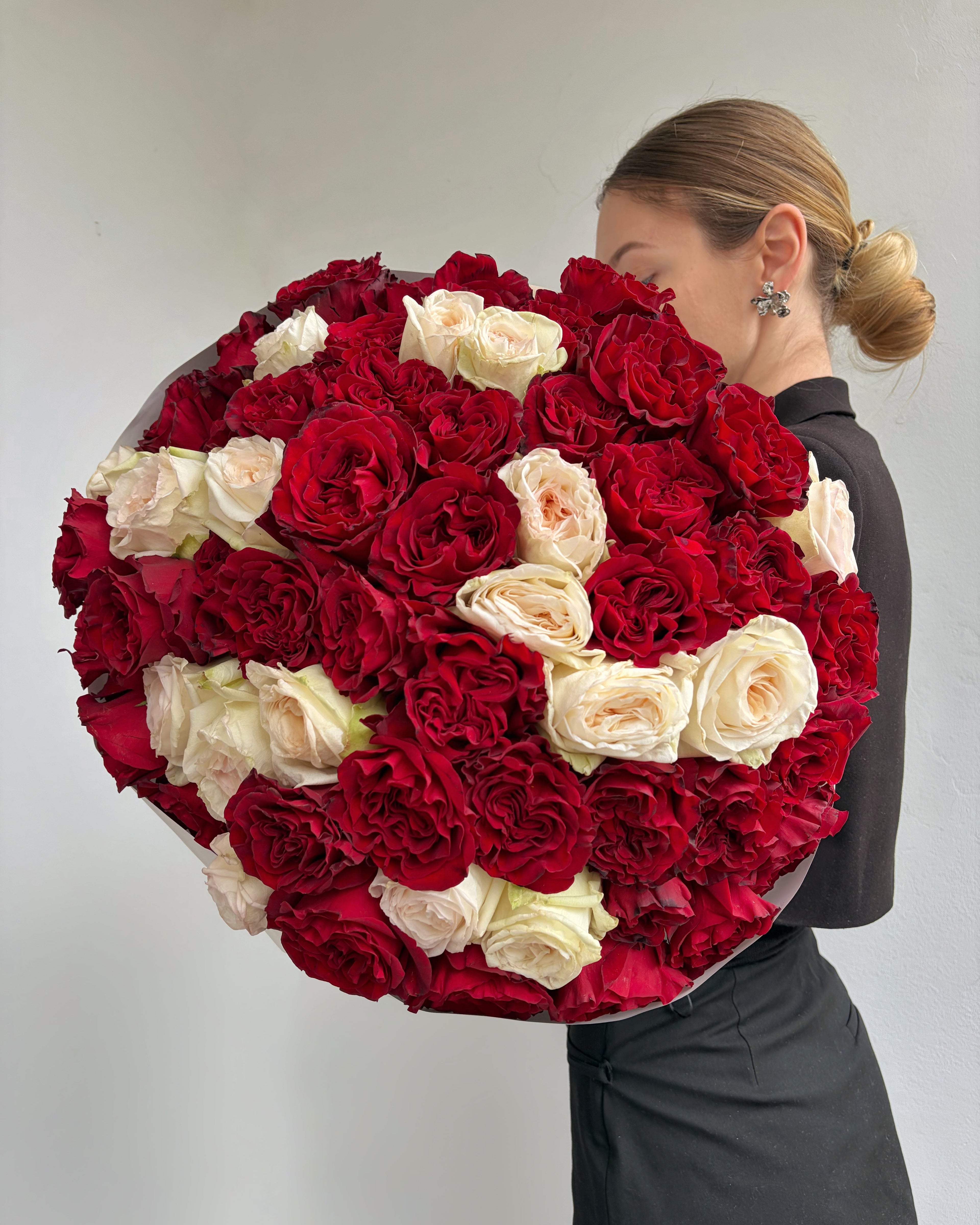 Kiss Attack - White O’Hara roses & Premium Red Rose Heart